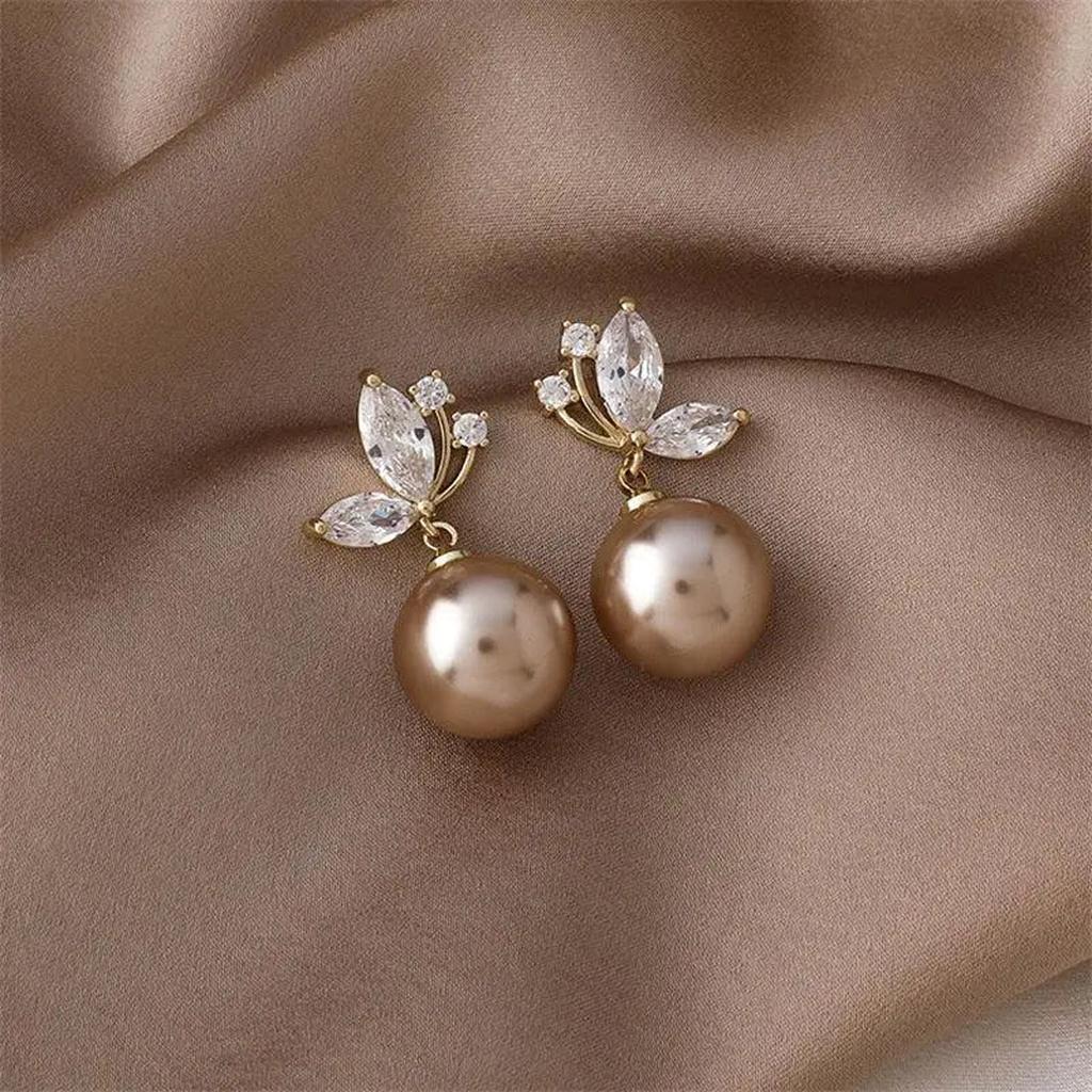Exotische Ohrringe mit Margeriten und goldenen Kristallen – Ansicht 2