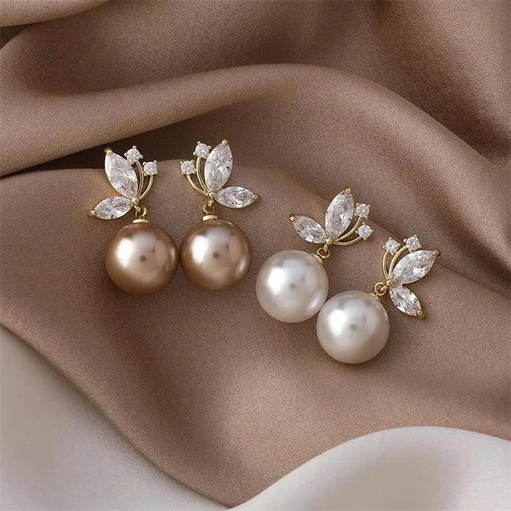Exotische Ohrringe mit Margeriten und goldenen Kristallen – Ansicht 3