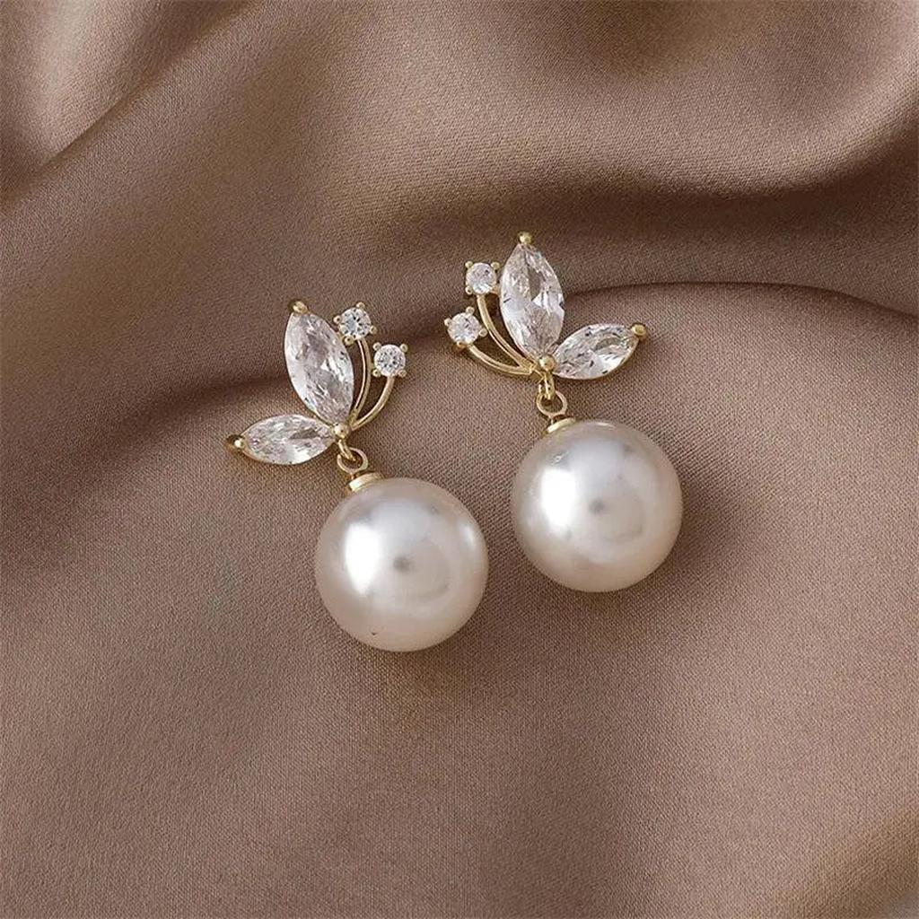 Exotische Ohrringe mit Margeriten und goldenen Kristallen