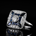 Glänzender Ring mit dunkelblauem Zirkonia