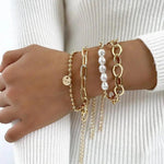 Goldene Armbänder mit Margeriten