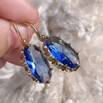 Blaue Blütenohrringe in Gold – Ansicht 2