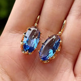 Blaue Blütenohrringe in Gold