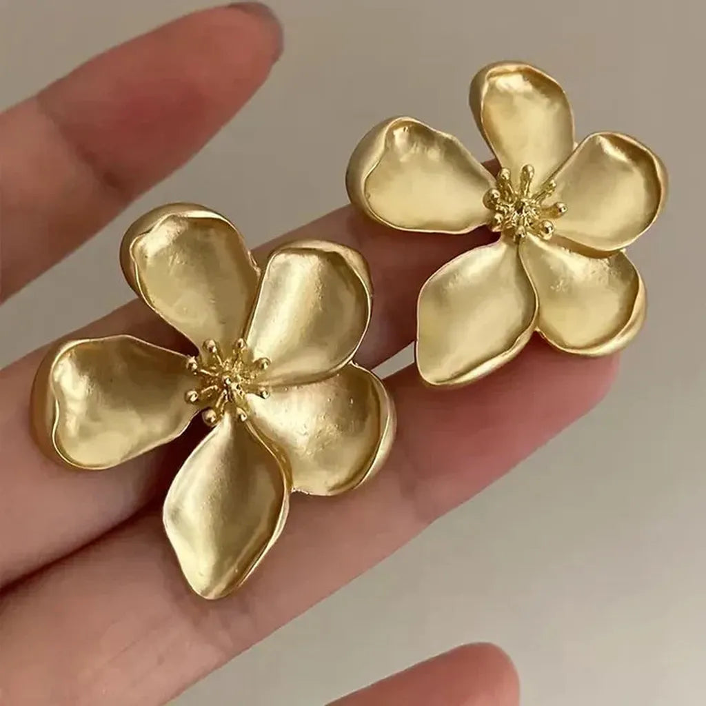 Goldene Blumenohrringe