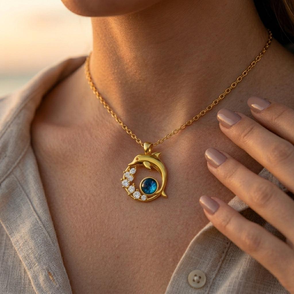 Goldene Halskette mit Delfin und Kristall – Ansicht 2