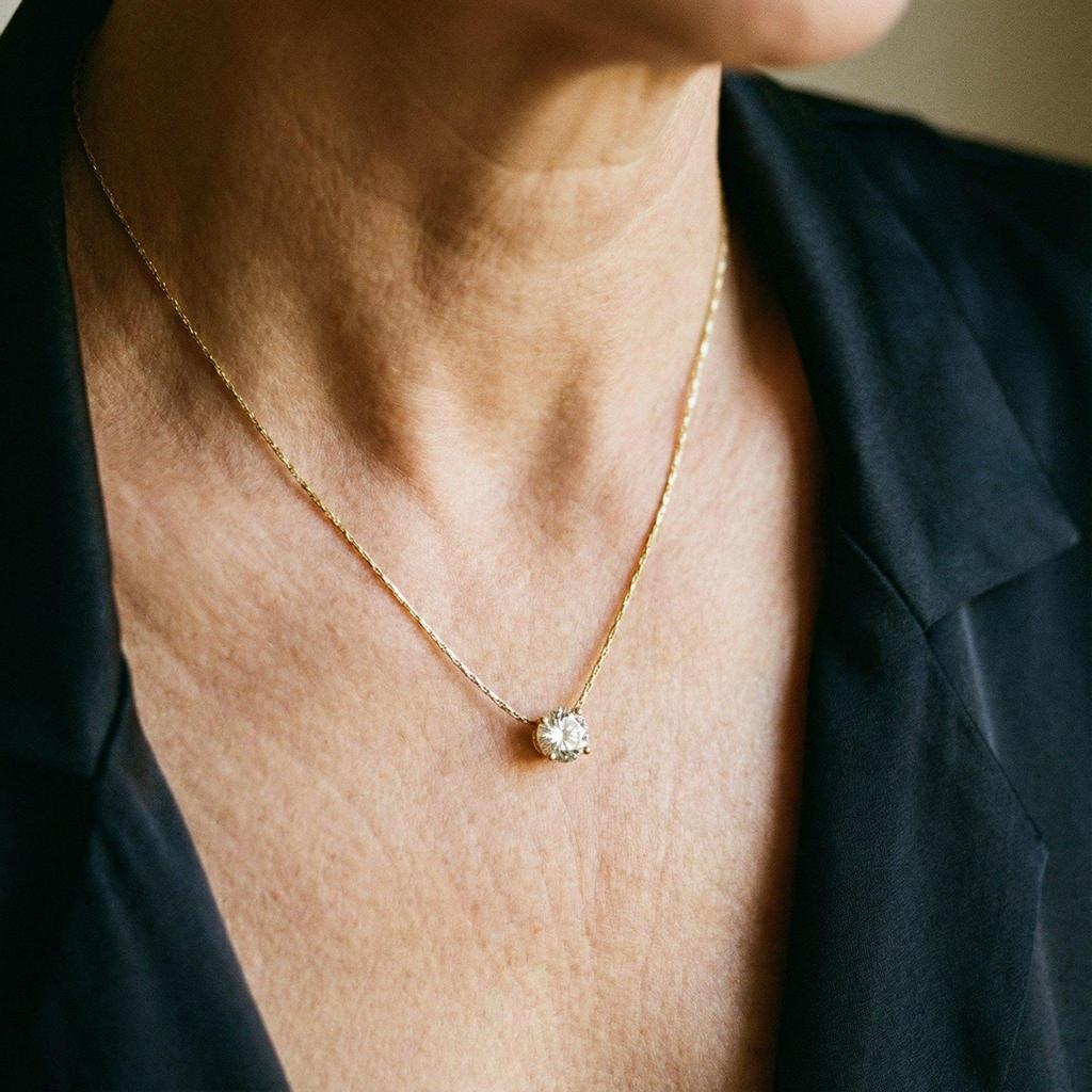 Goldene Halskette mit Zirkonia – Ansicht 2