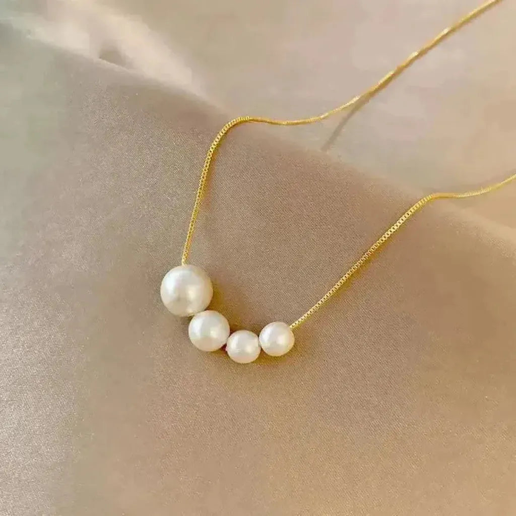 Goldene Halskette mit zarten Perlen – Ansicht 2