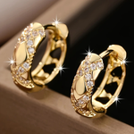 Goldene Ohrhänger mit offenem Design