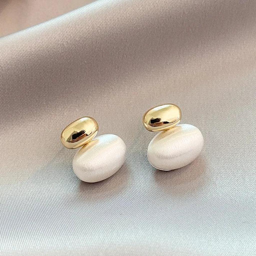 Goldene Ohrringe mit ovaler Perle