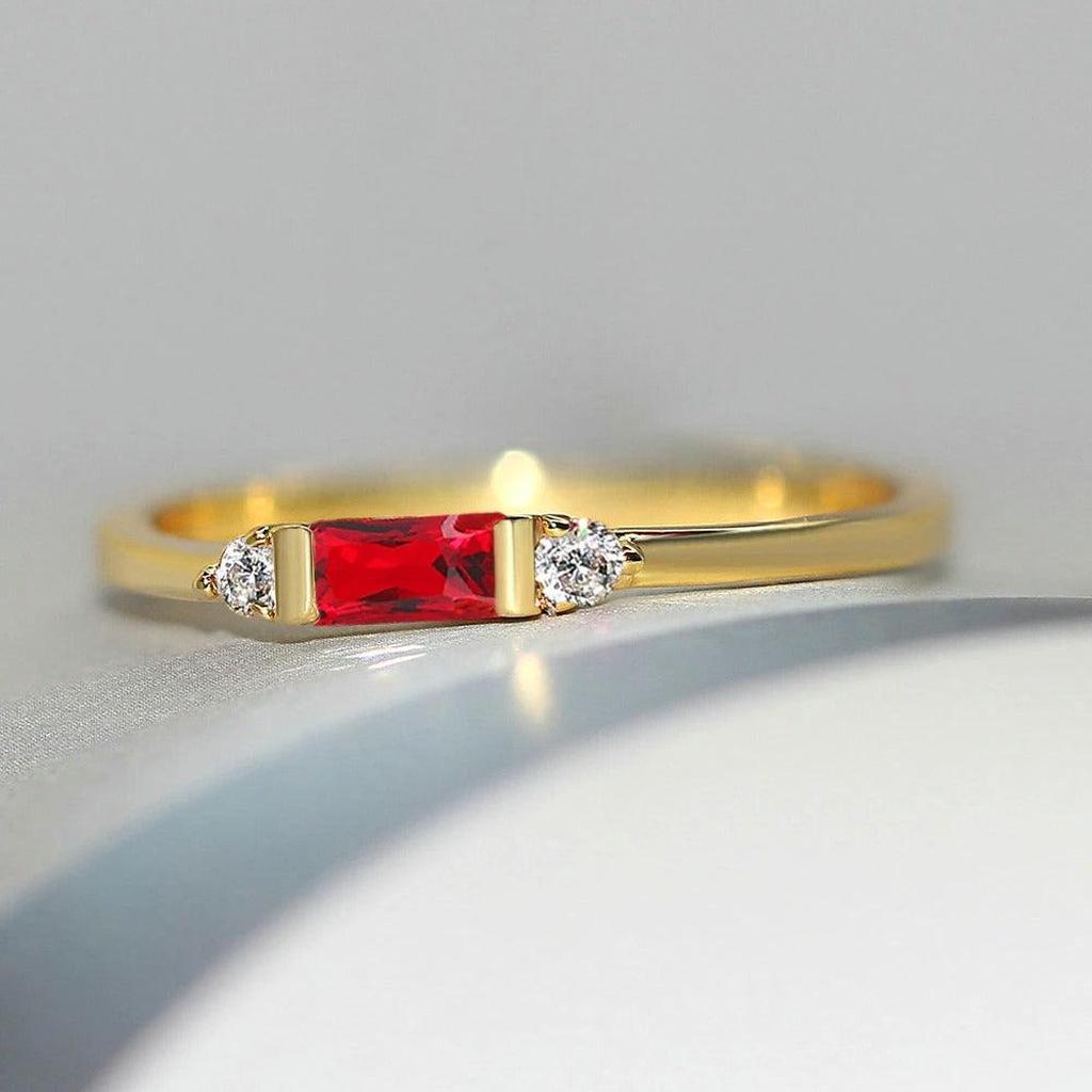 Goldener Ring mit rotem Mittelstein