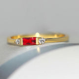 Goldener Ring mit rotem Mittelstein
