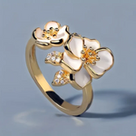 Goldring mit weißer Blume