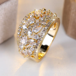 Goldring mit weißen Kristallen