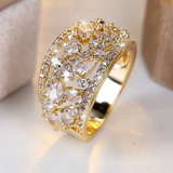 Goldring mit weißen Kristallen