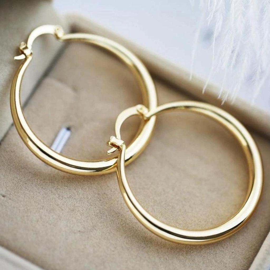 Große goldene Creolen