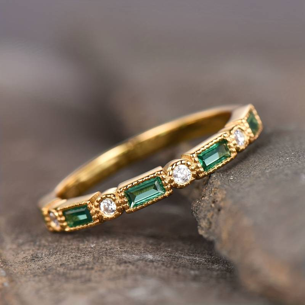 Grüner Retro-Ring mit Zirkonia und Goldelementen