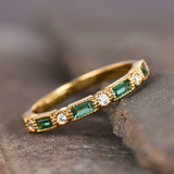 Grüner Retro-Ring mit Zirkonia und Goldelementen