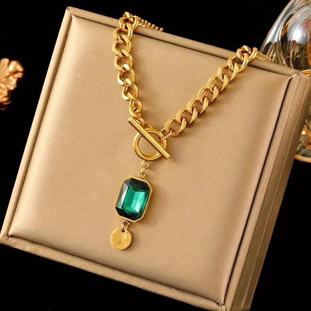 Halskette mit großem Smaragd-Anhänger in Gold