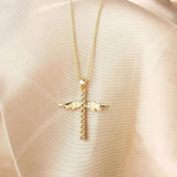 Halskette mit Kreuz und goldenen Engelsflügeln