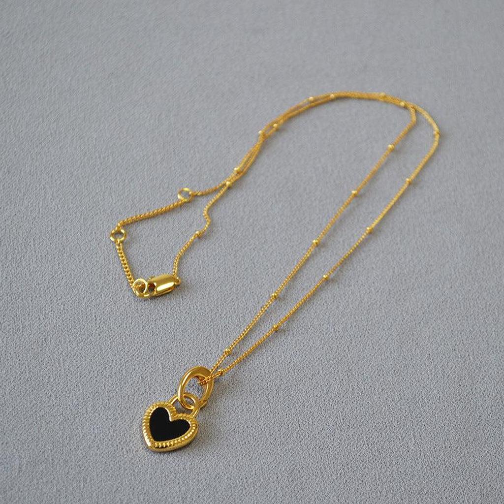 Halskette mit schwarz-weißem Herzanhänger in Gold – Ansicht 3
