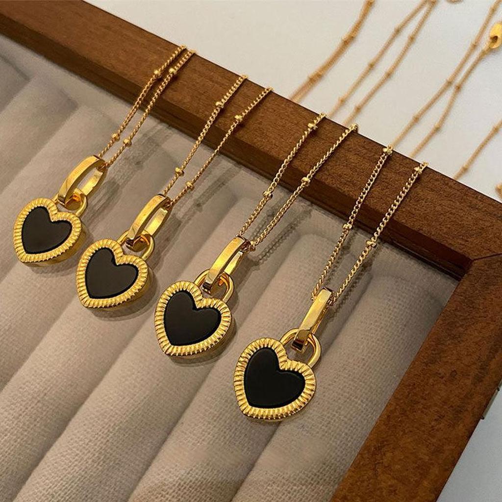 Halskette mit schwarz-weißem Herzanhänger in Gold – Ansicht 4