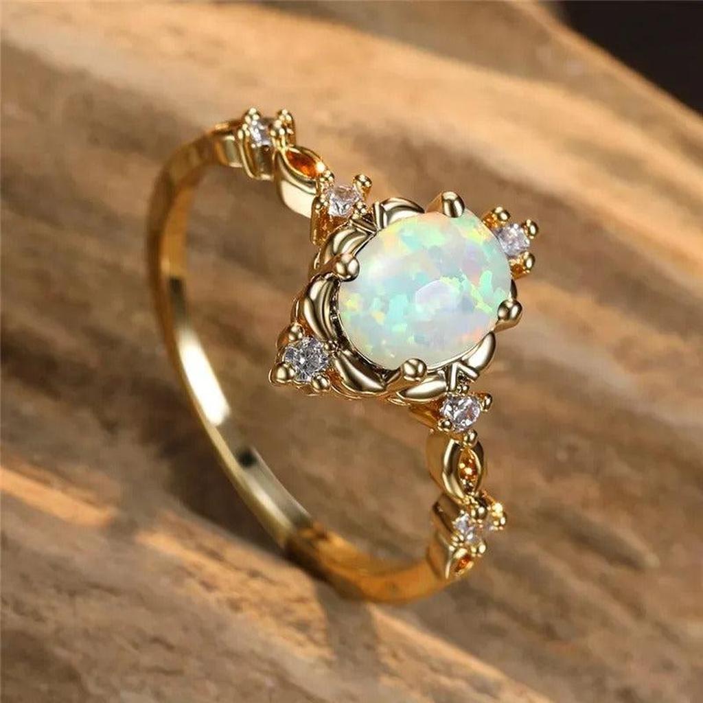 Ring mit goldschimmerndem Opal