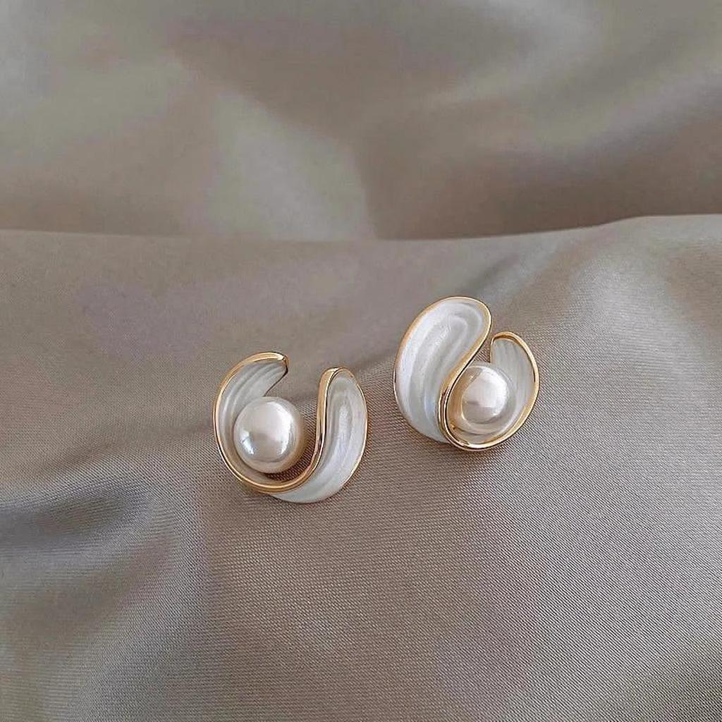 Goldene Ohrhänger mit weißem Opal und Margerite