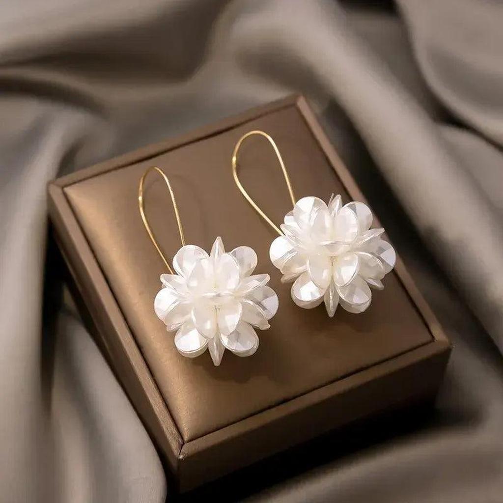 Ohrhänger mit weißen Blumen