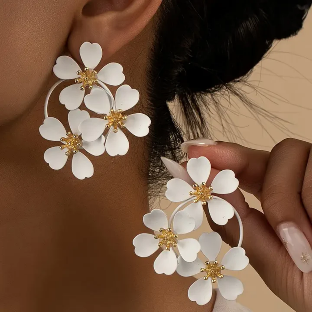 Ohrhänger mit weißen Retro-Blumen