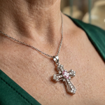 Himmlische rosa Kreuz-Halskette