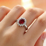 Klassischer Ring mit Rubin und Weißgold-Rand – Ansicht 3