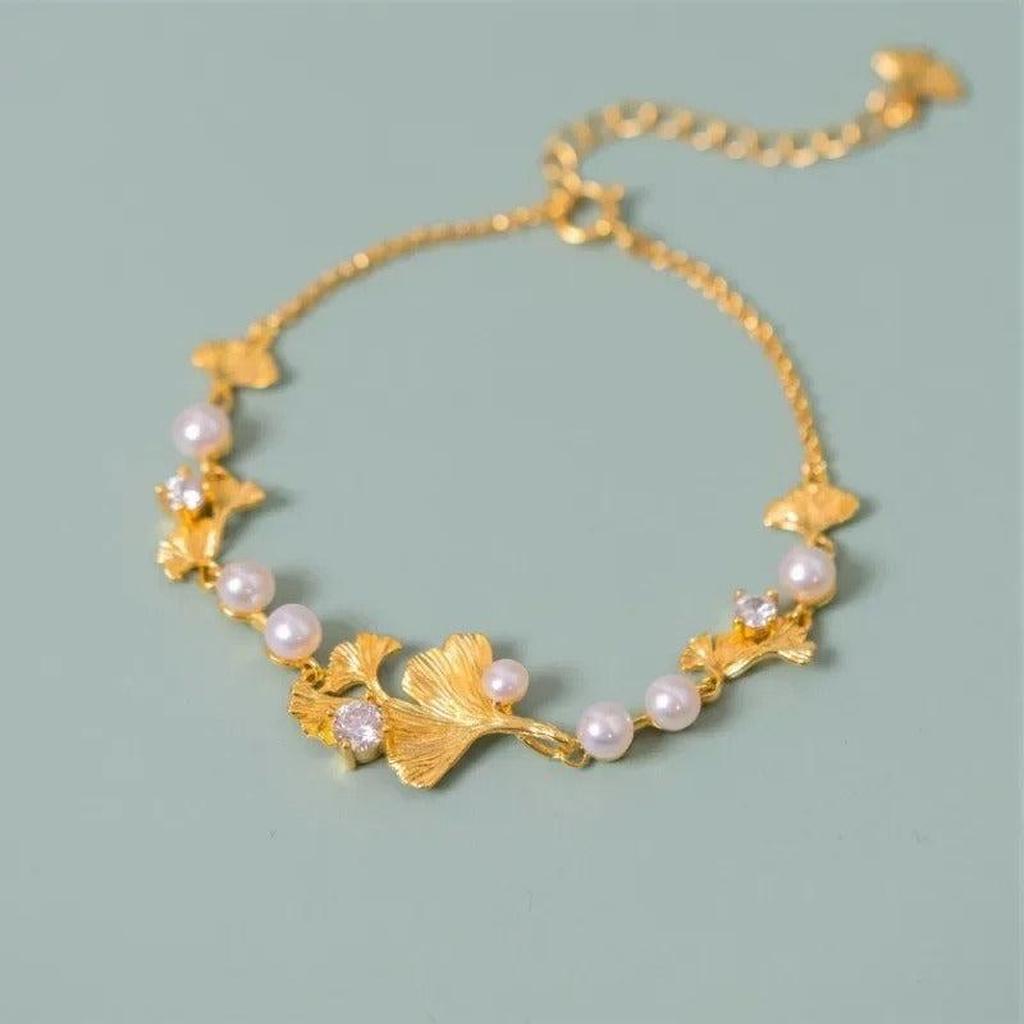 Goldenes Armband mit Ginkgo-Blättern und Margeriten