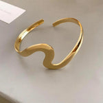 Offenes Armband mit goldenem Wellenmuster