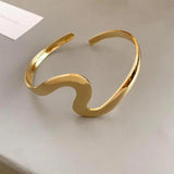 Offenes Armband mit goldenem Wellenmuster