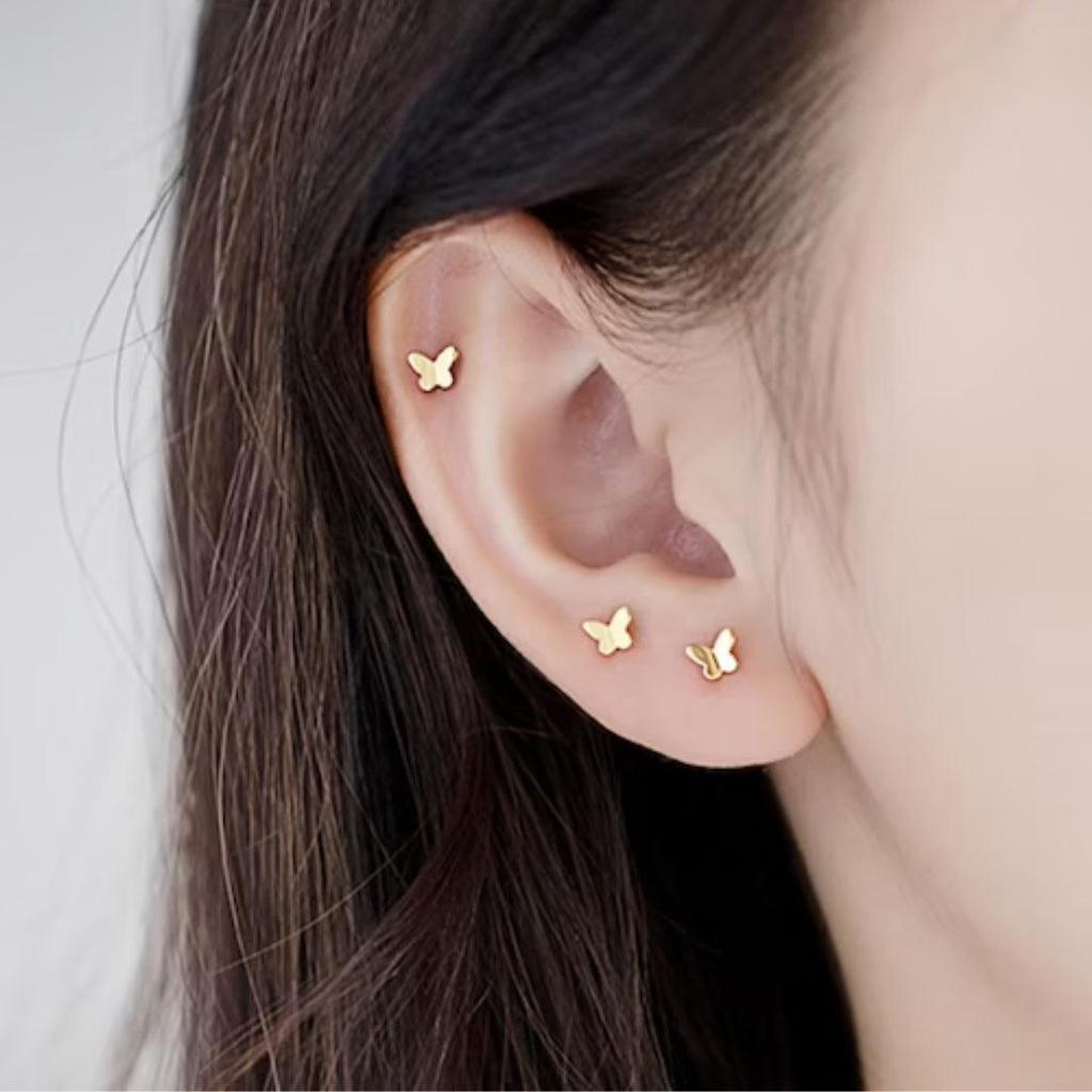 Kleine goldene Ohrstecker mit Schleife