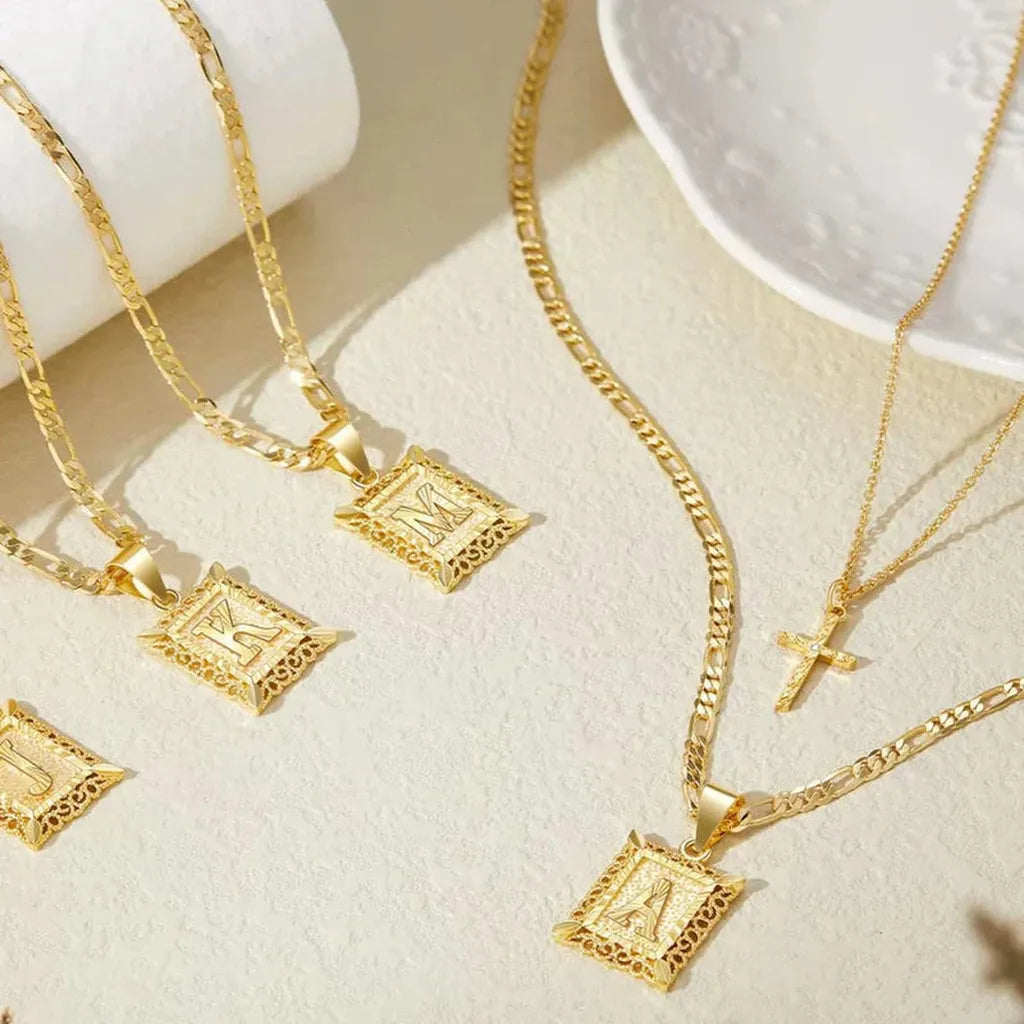 Kreuzkette mit Initiale in Gold – Ansicht 3
