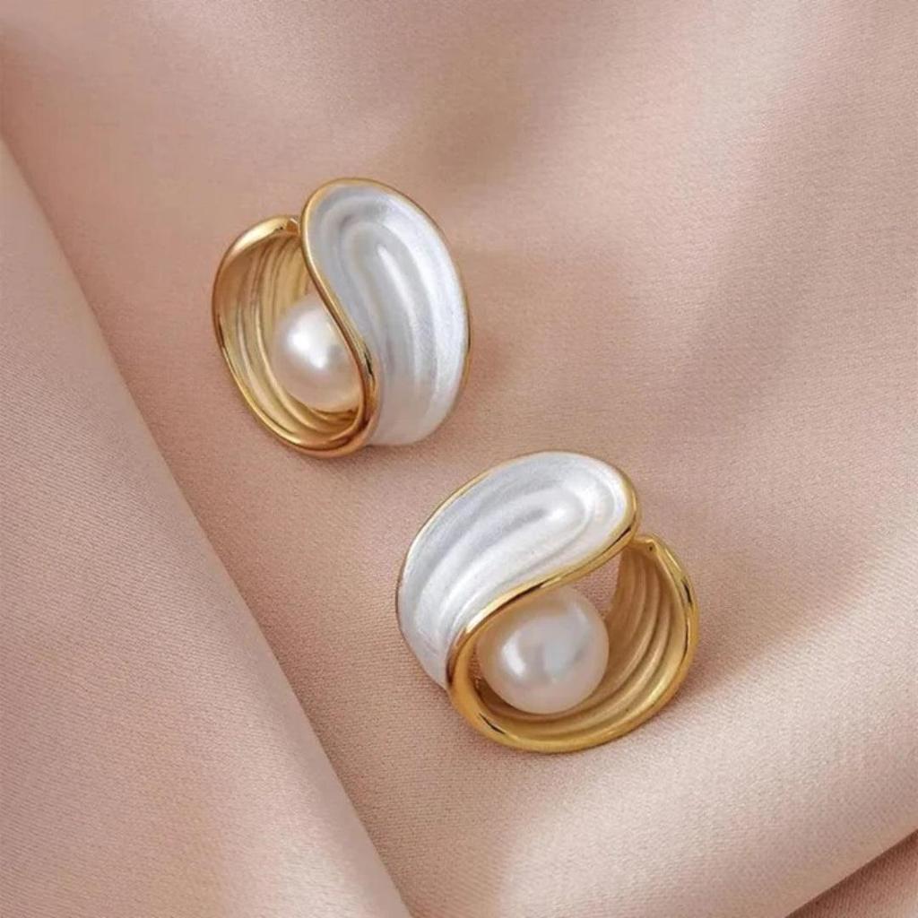 Luxuriöse Ohrhänger mit weißem Opal und Perlen in Gold – Ansicht 3