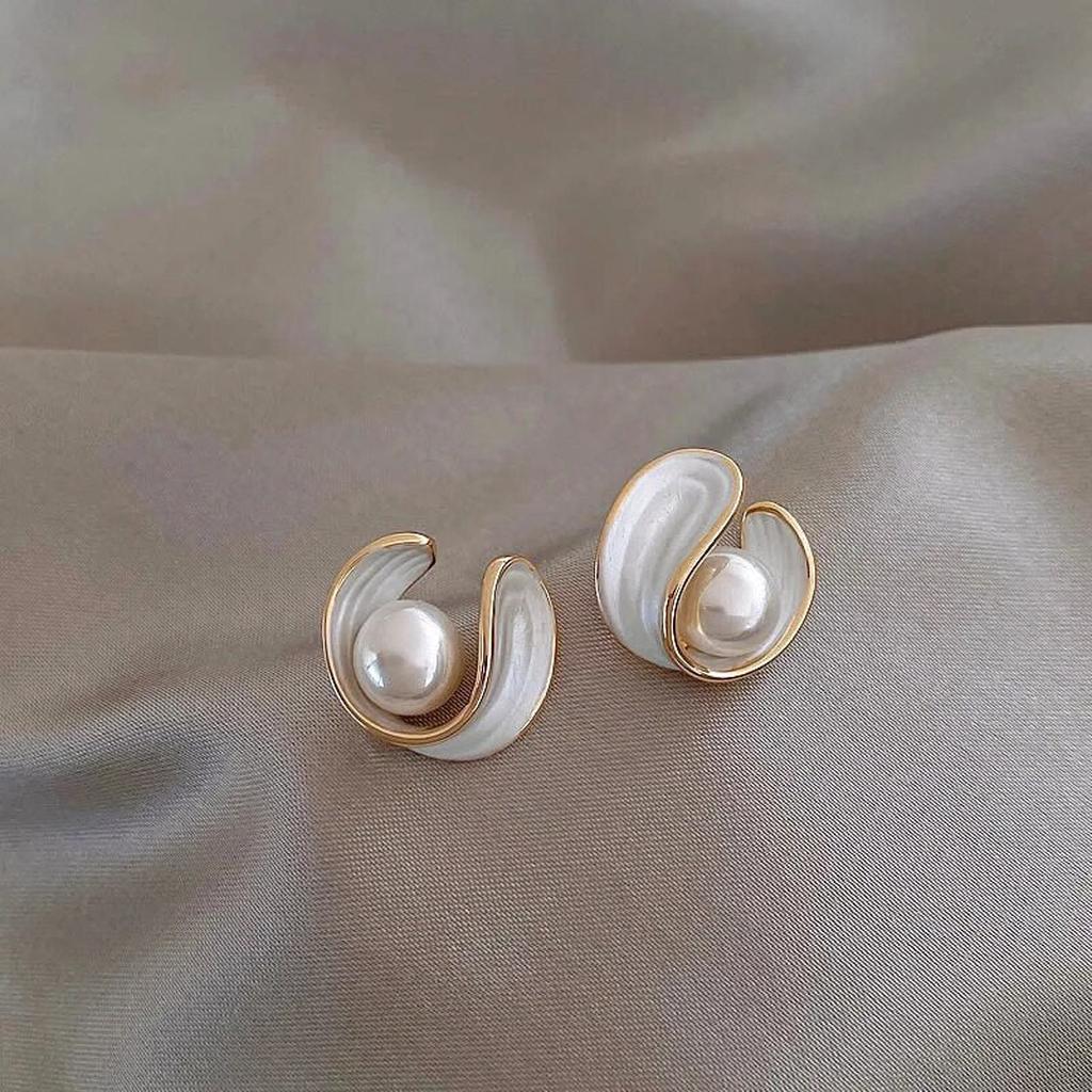 Luxuriöse Ohrhänger mit weißem Opal und Perlen in Gold