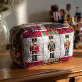 Gesteppte Kosmetiktasche mit fröhlichem Nussknacker