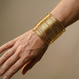 Offenes Armband mit Spirale in Gold – Ansicht 2
