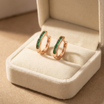 Ohrringe mit Smaragd und Zirkonia in Gold – Ansicht 2