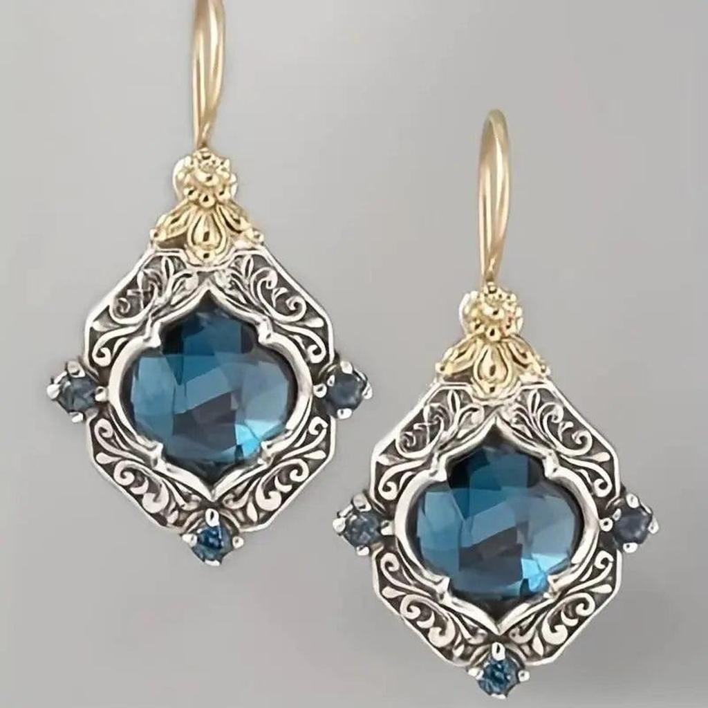 Ohrringe mit blauen Kristallen in Gold und Weißgold
