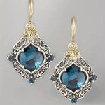 Ohrringe mit blauen Kristallen in Gold und Weißgold
