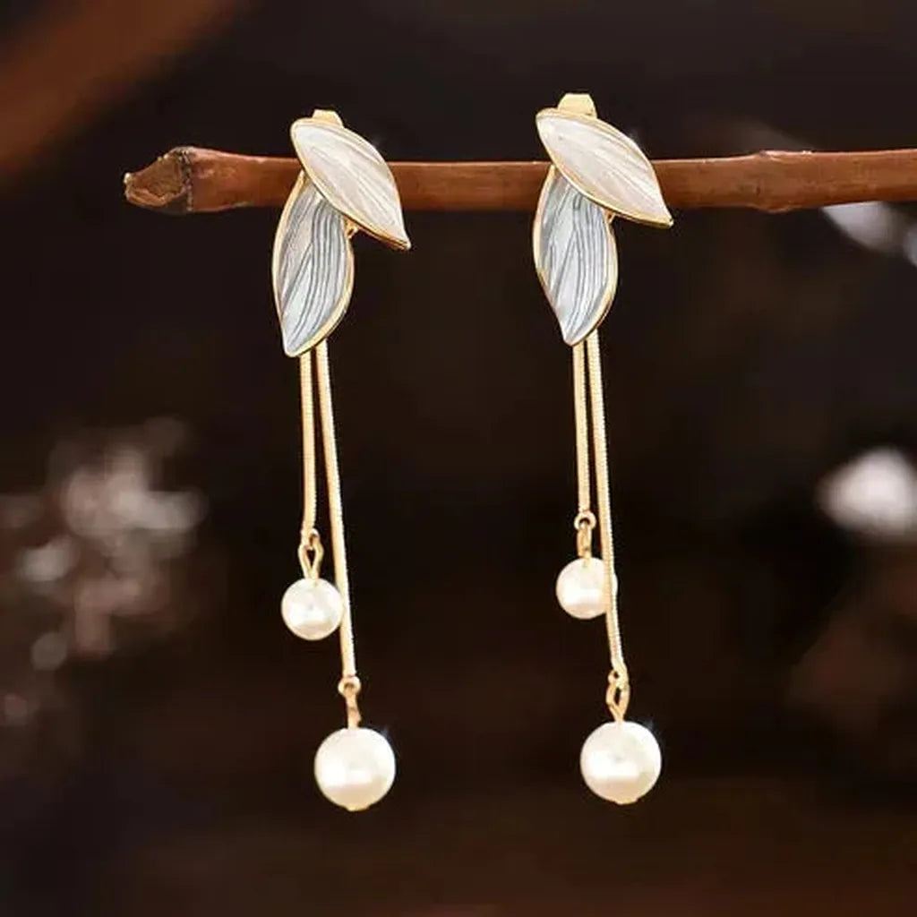 Ohrringe in Blattform mit Perlen – Ansicht 3