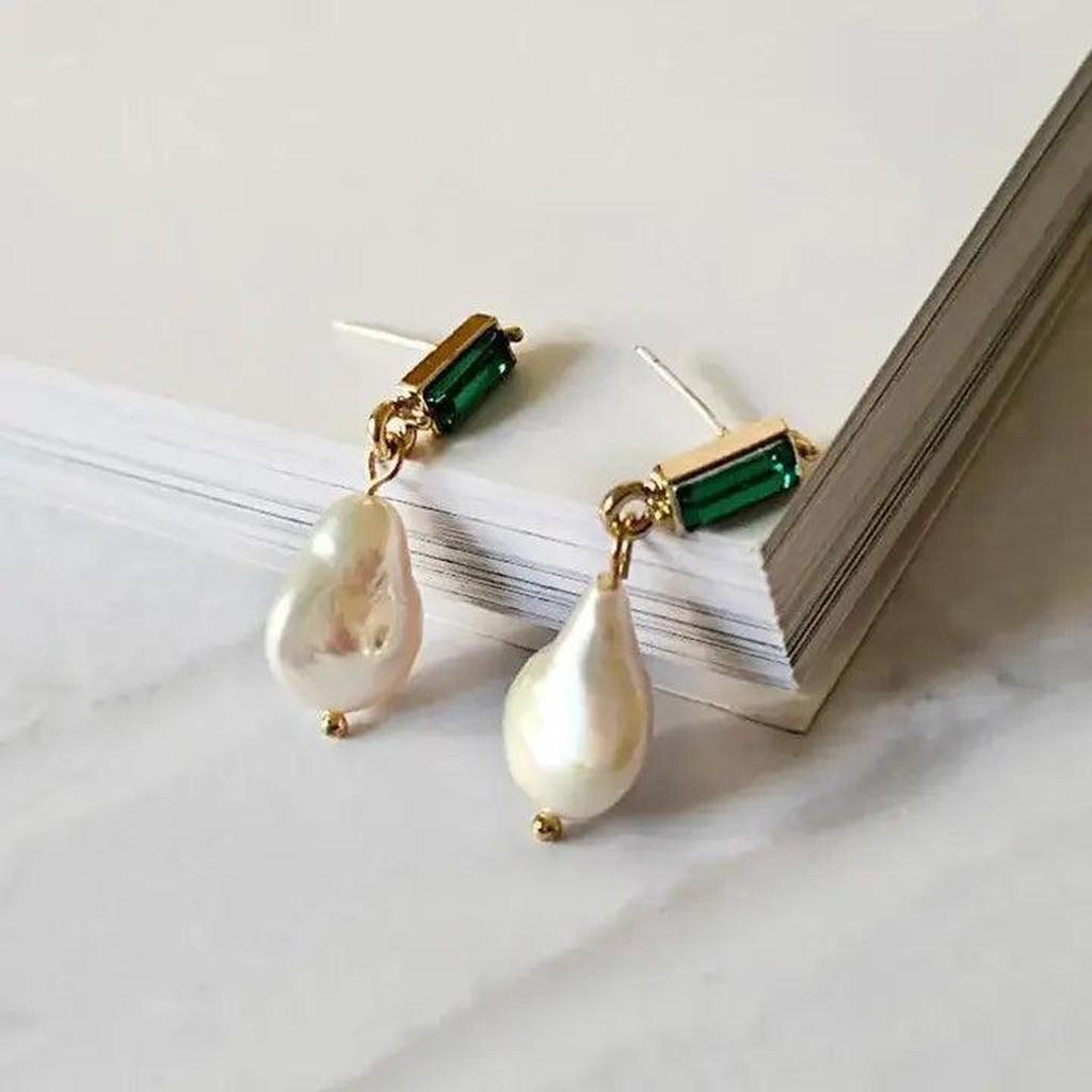 Ohrringe mit Perlen und Smaragden in Gold