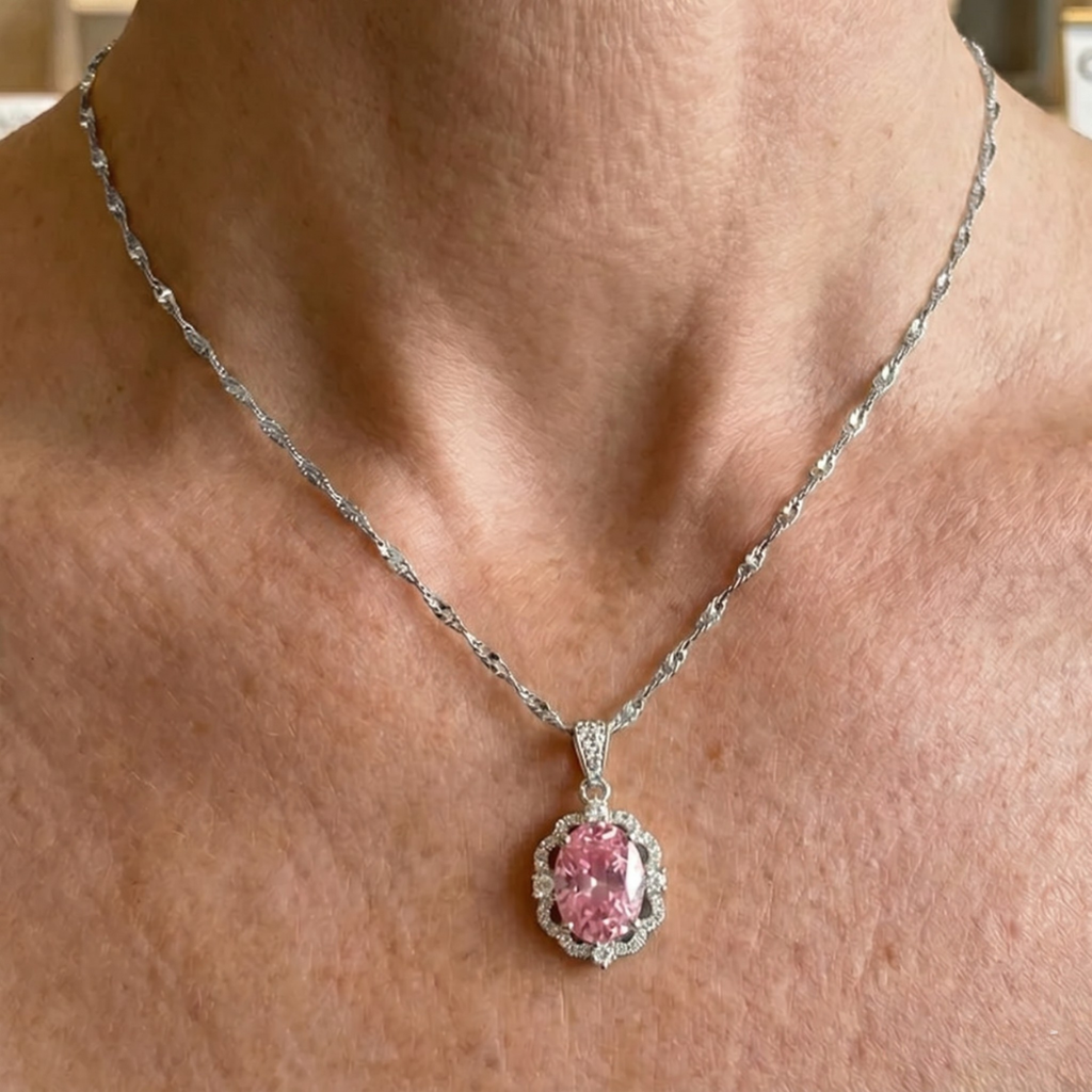 Ovale Halo-Halskette mit Rosenkrone in Weißgold
