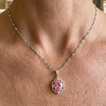 Ovale Halo-Halskette mit Rosenkrone in Weißgold