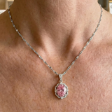 Ovale Halo-Halskette mit Rosenkrone in Weißgold
