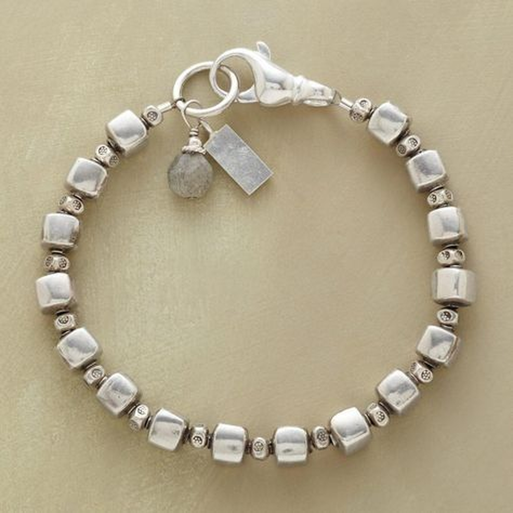 Retro-Armband mit Würfelperlen in Weißgold