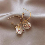 Retro-Ohrringe in Gold mit Kirschperle